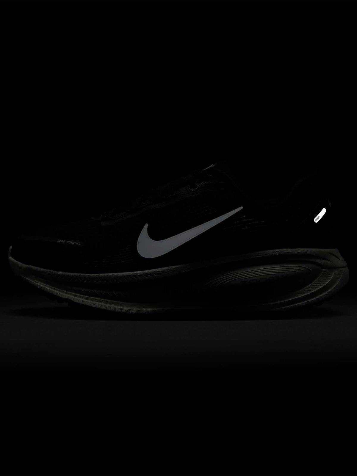NIKE Обувки W VOMERO 18